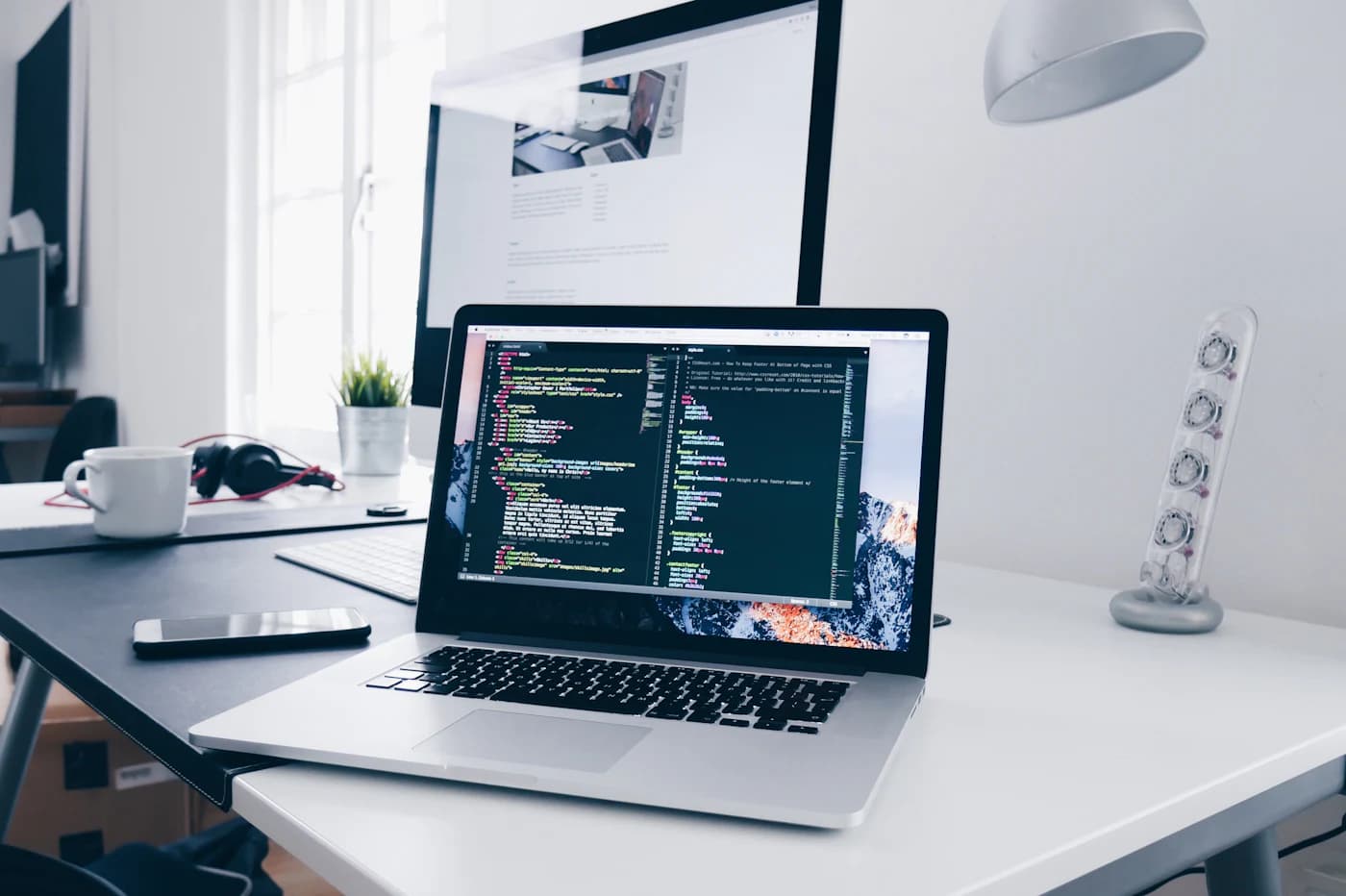 Equipo de desarrollo de software trabajando en código